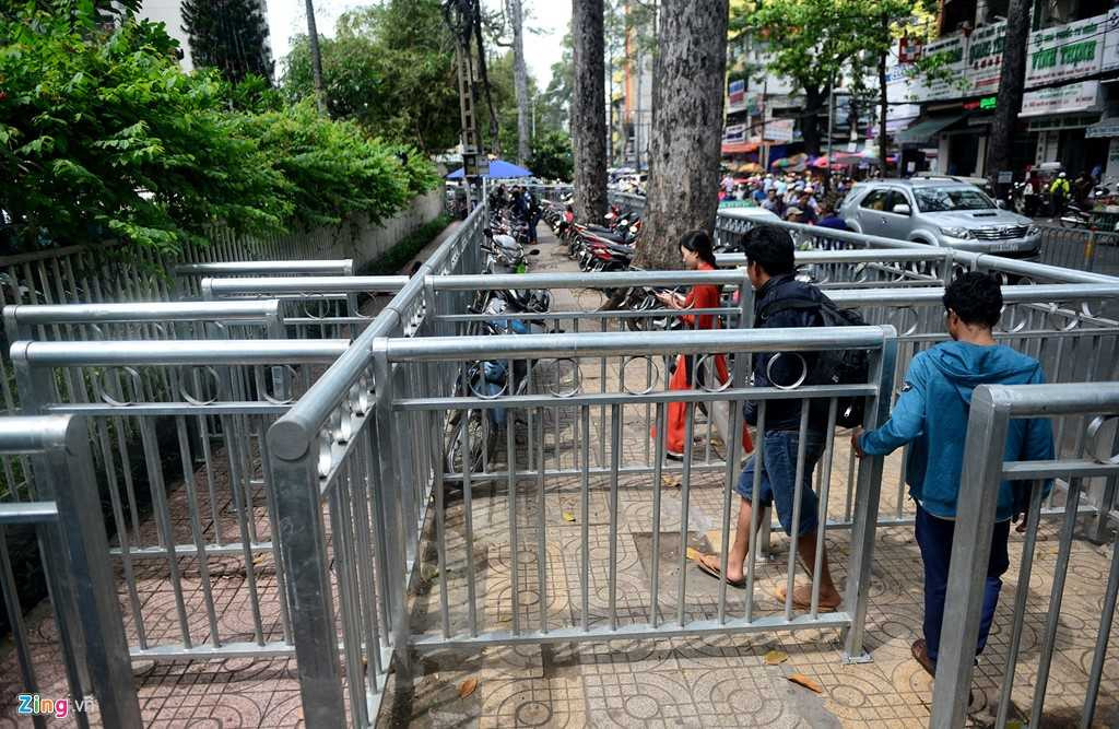 Dai phan cach via he nhu chuong thu o Sai Gon hinh anh 1