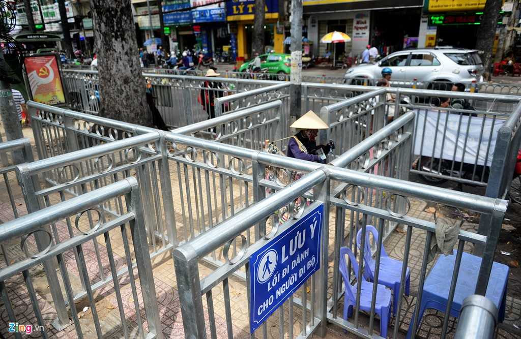 Dai phan cach via he nhu chuong thu o Sai Gon hinh anh 3