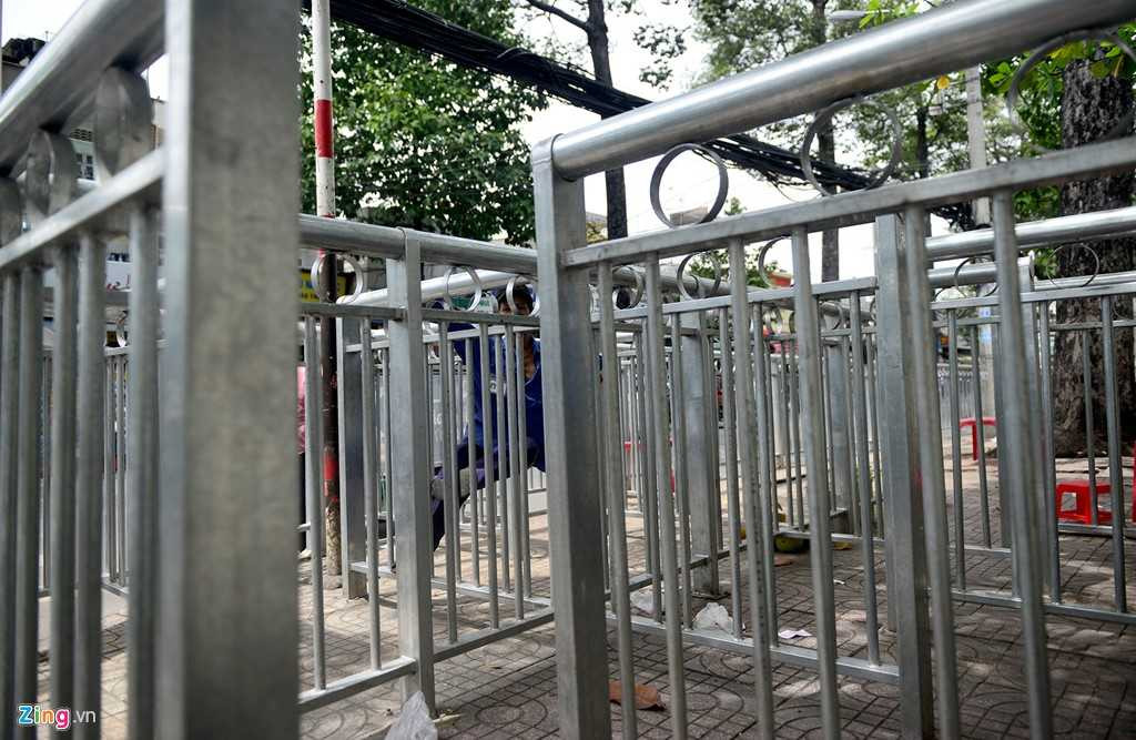 Dai phan cach via he nhu chuong thu o Sai Gon hinh anh 6