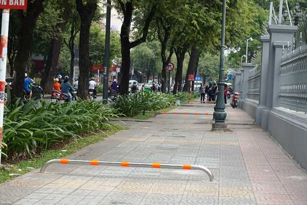 TPHCM, Sở GTVT, Lãnh đạo TP, barie, vỉa hè, điều chỉnh,