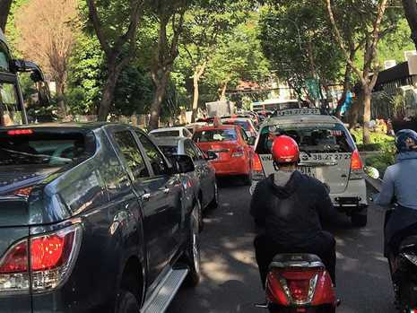 Ô tô dàn ngang, xe máy hết đường! - ảnh 1