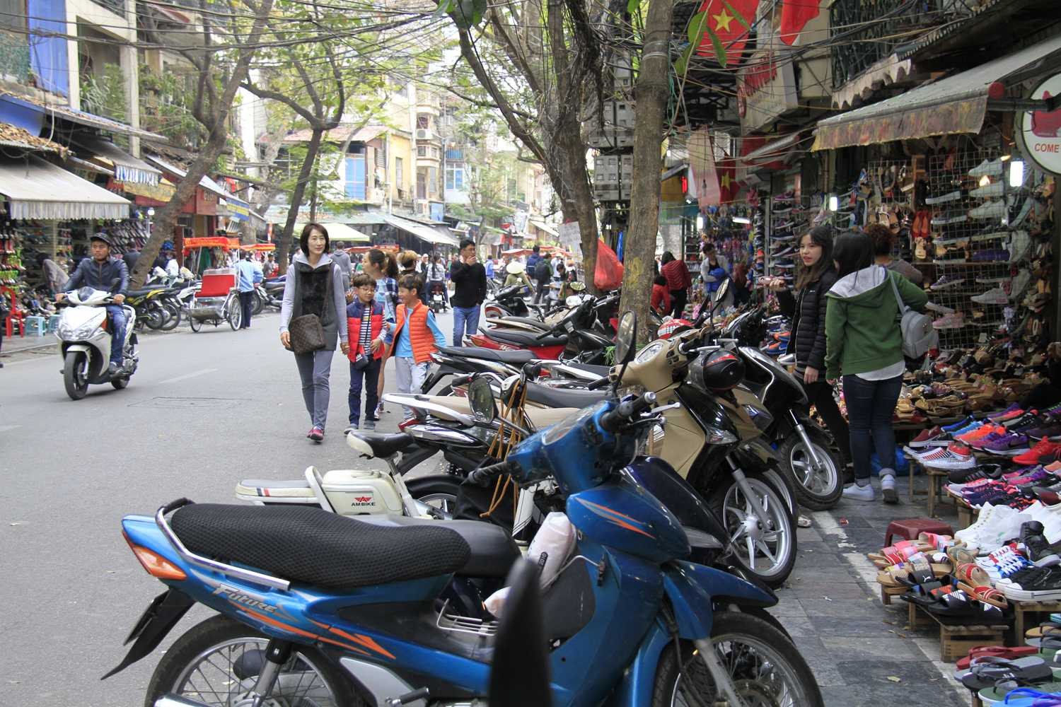 Các cửa hàng buôn bán trên phố Hàng Dầu lấn chiếm hết vỉa hè của người đi bộ. Ảnh: Trường Phong