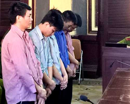 hai-anh-em-gay-an-mang-vi-choc-gheo-co-gai