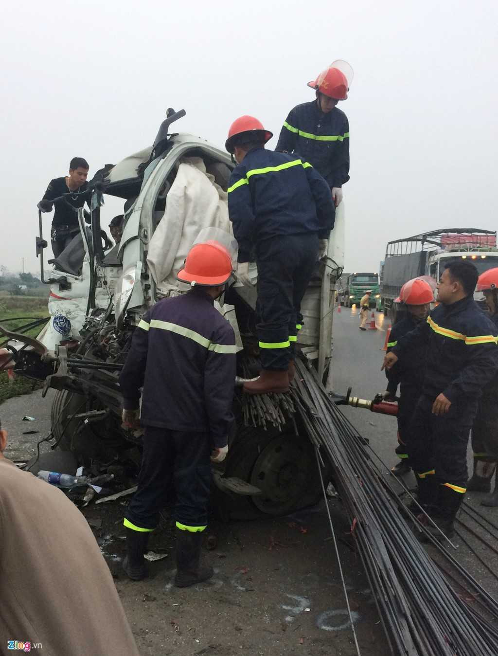 Canh sat cat noc xe tai cuu tai xe ket cung trong cabin hinh anh 2