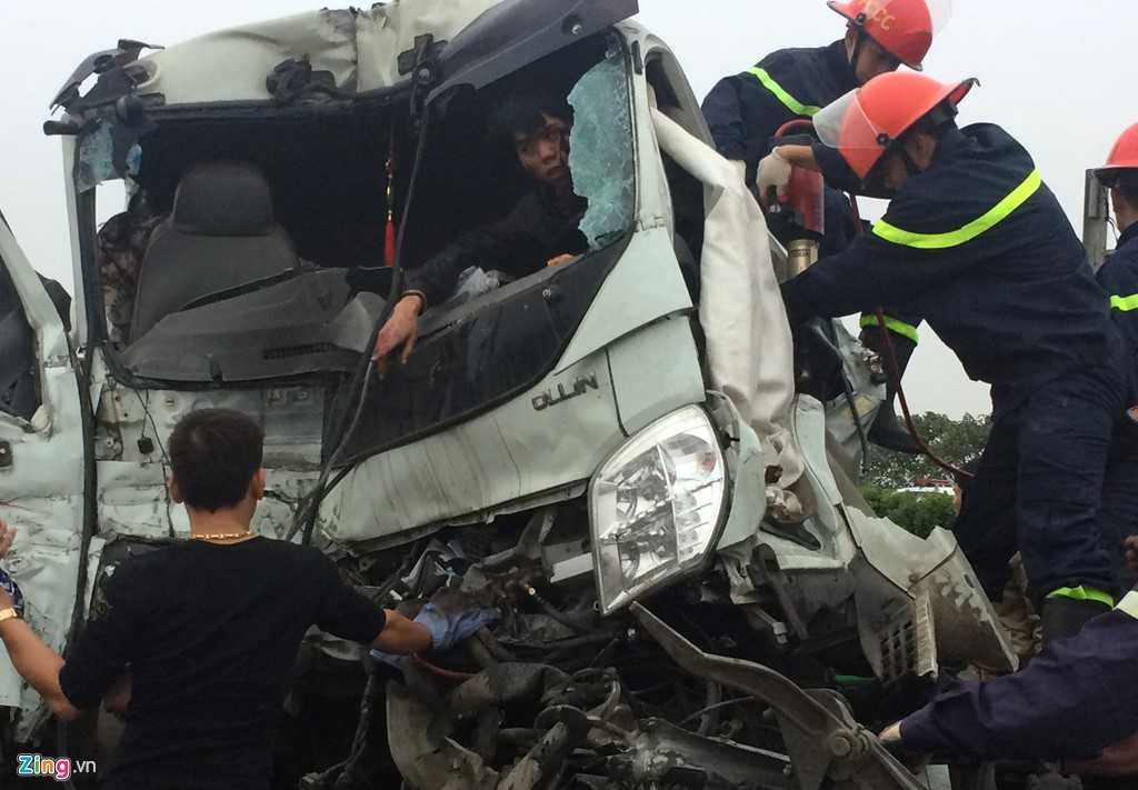 Canh sat cat noc xe tai cuu tai xe ket cung trong cabin hinh anh 4