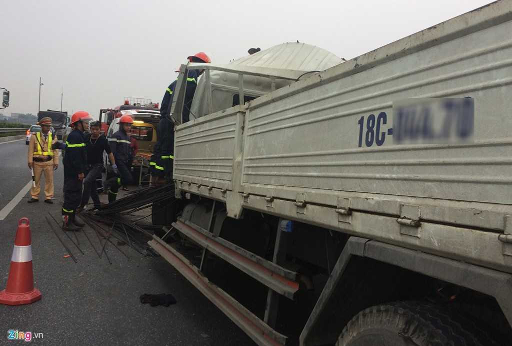 Canh sat cat noc xe tai cuu tai xe ket cung trong cabin hinh anh 1