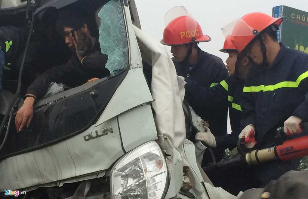 Canh sat cat noc xe tai cuu tai xe ket cung trong cabin hinh anh 5