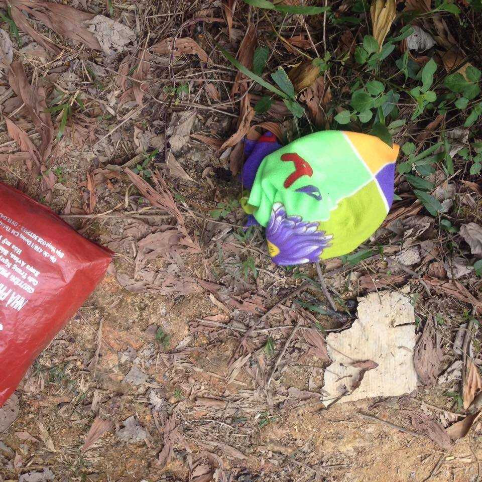 be trai khau khinh bi bo roi duoi khom tre hinh anh 3