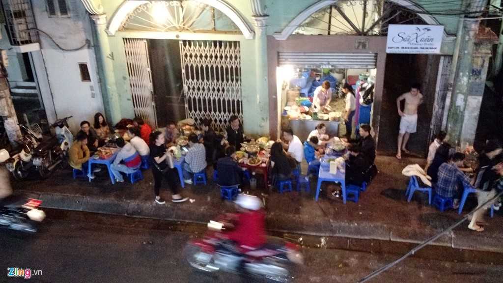 Quan nhau Ha Noi coi via he nhu 'cua nha minh' hinh anh 17