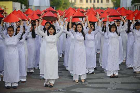 Sau gần một tháng chuẩn bị với hơn 3.000 người tham dự, màn đồng diễn tương tác với áo dài này được đánh giá là khá hoành tráng
