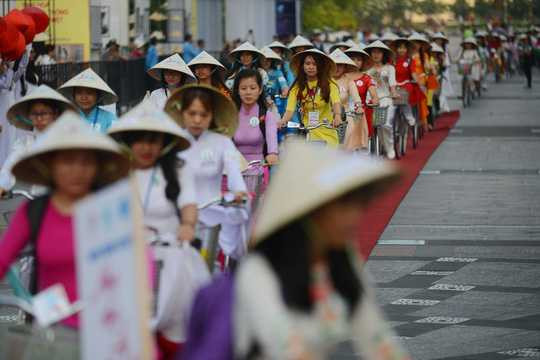 Hành trình đạp xe Năng động áo dài