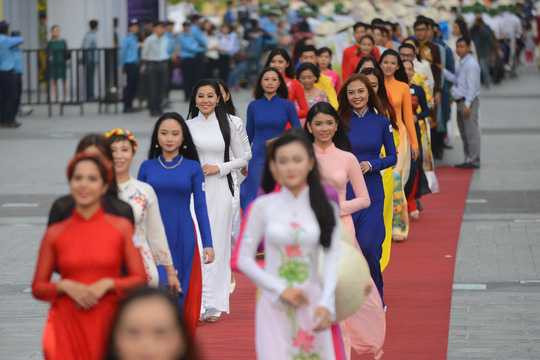 Rạng rỡ trong trang phục áo dài