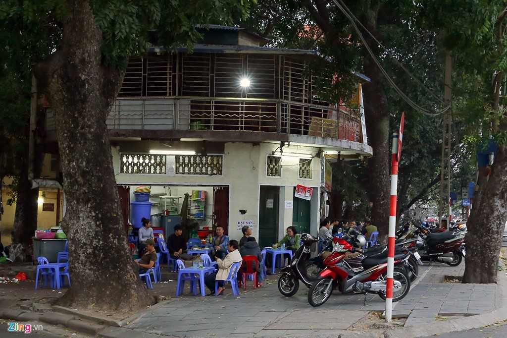 Quan nhau Ha Noi coi via he nhu 'cua nha minh' hinh anh 1