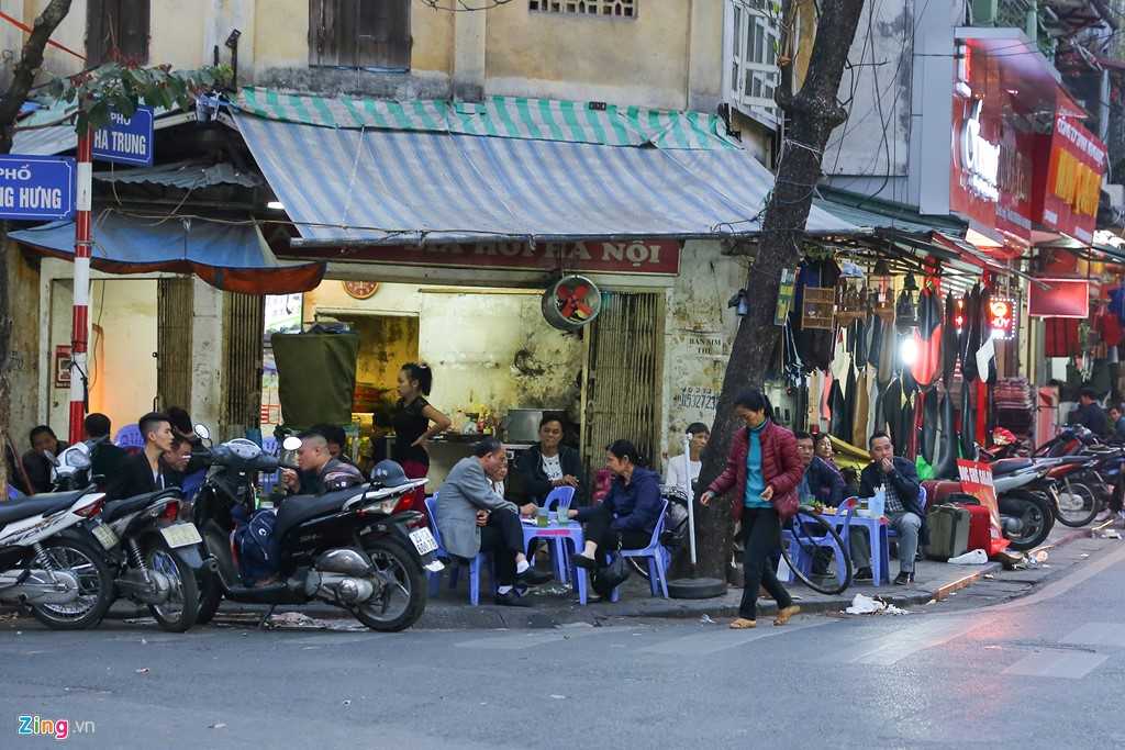 Quan nhau Ha Noi coi via he nhu 'cua nha minh' hinh anh 2