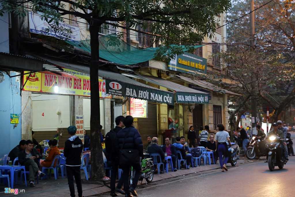 Quan nhau Ha Noi coi via he nhu 'cua nha minh' hinh anh 4