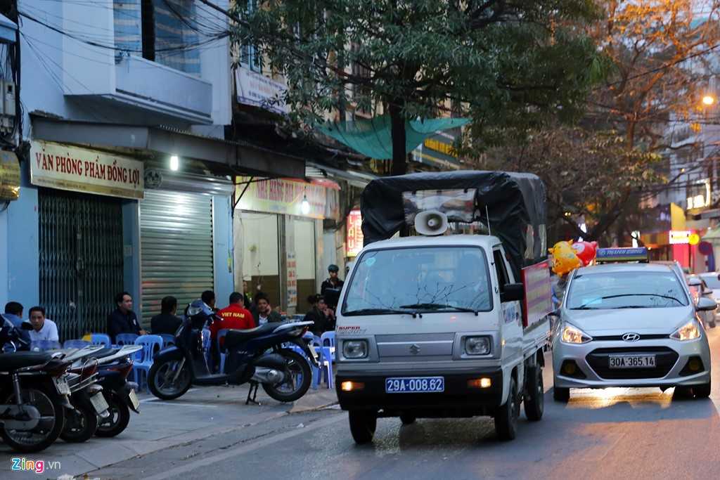 Quan nhau Ha Noi coi via he nhu 'cua nha minh' hinh anh 5
