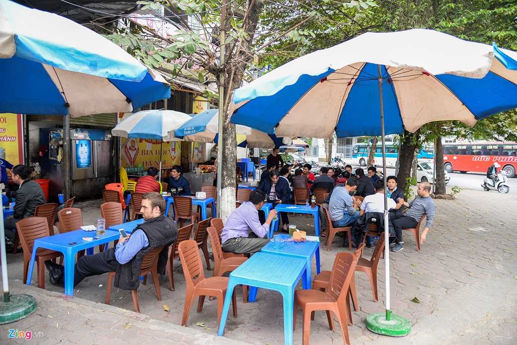 Quan nhau Ha Noi coi via he nhu 'cua nha minh' hinh anh 15