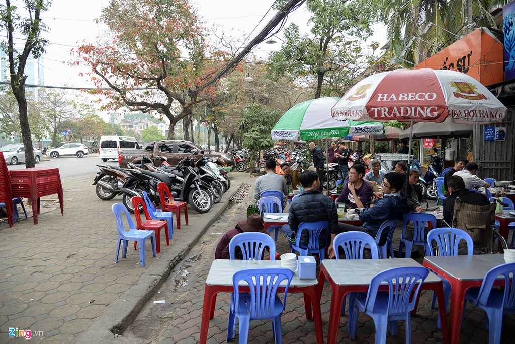 Quan nhau Ha Noi coi via he nhu 'cua nha minh' hinh anh 6