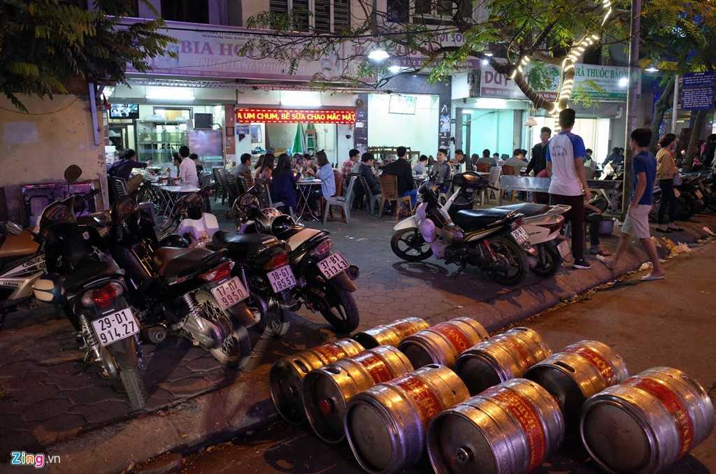 Quan nhau Ha Noi coi via he nhu 'cua nha minh' hinh anh 8