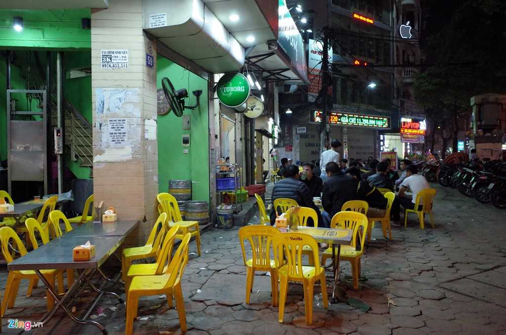 Quan nhau Ha Noi coi via he nhu 'cua nha minh' hinh anh 16