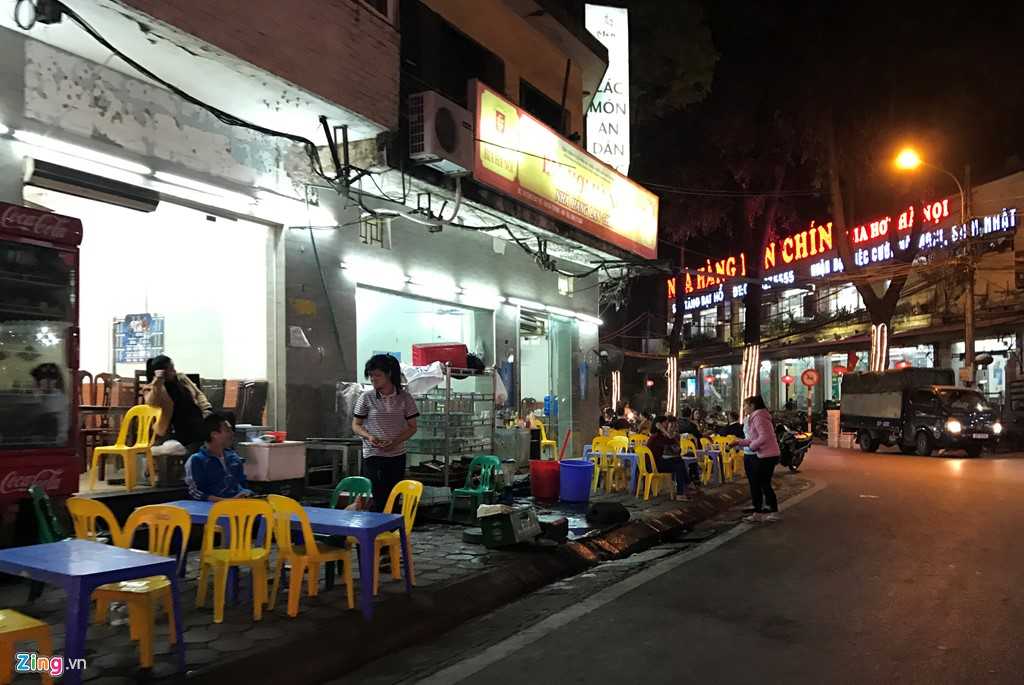 Quan nhau Ha Noi coi via he nhu 'cua nha minh' hinh anh 11