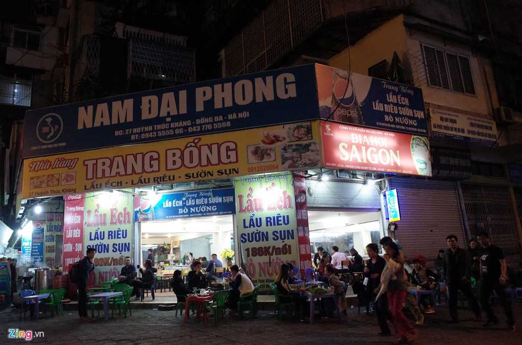 Quan nhau Ha Noi coi via he nhu 'cua nha minh' hinh anh 12