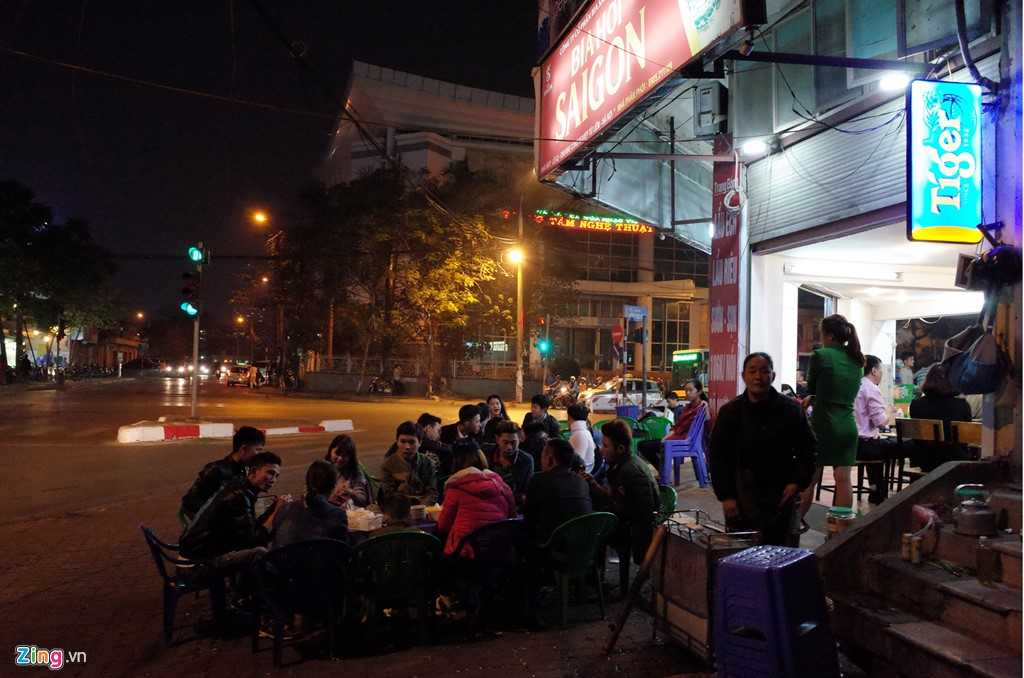 Quan nhau Ha Noi coi via he nhu 'cua nha minh' hinh anh 14