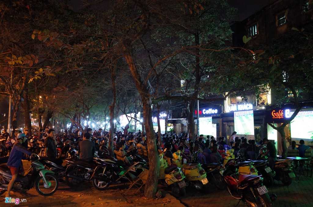 Quan nhau Ha Noi coi via he nhu 'cua nha minh' hinh anh 9