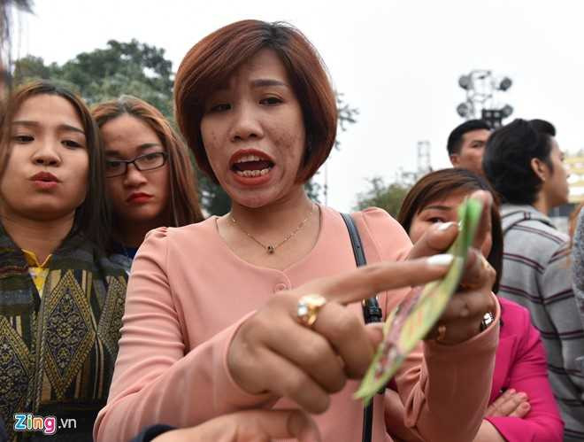 Ban to chuc le hoi hoa hong xin loi khach vi thieu sot hinh anh 1