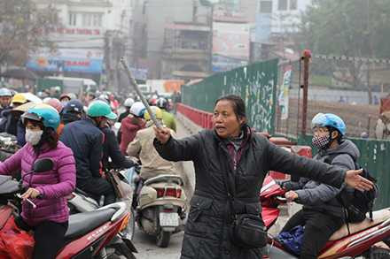 Bà bán nước 10 năm tình nguyện ra đường giải toả ùn tắc giao thông ảnh 4