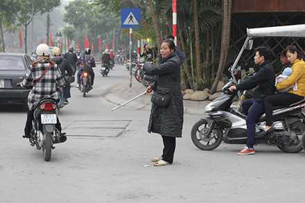 Bà bán nước 10 năm tình nguyện ra đường giải toả ùn tắc giao thông ảnh 2