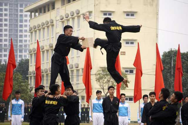 Một chiến sỹ thể hiện võ nghệ cao cường khi ra nhiều đòn đánh đồng thời vô cùng chính xác.