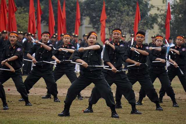 Những cô gái của Tiểu đoàn Cảnh sát Đặc nhiệm số 1 trong bài quyền với côn nhị khúc.