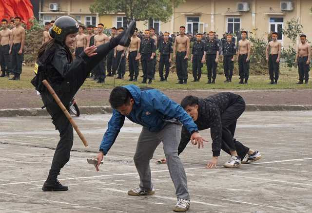 Lại là một bóng hồng ra đòn quyết định hạ gục các đối tượng gây rối.