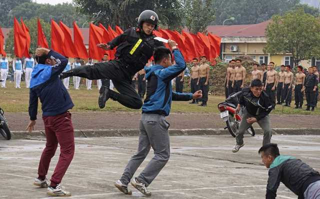 Trong phần rèn luyện kỹ năng chiến đấu với số đông có hung khí.