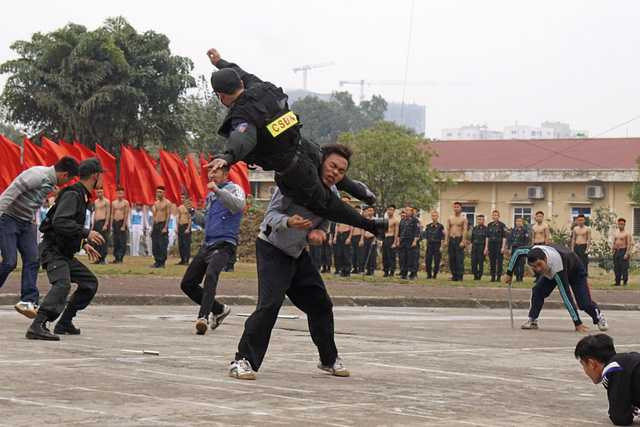 Những đòn đánh hiểm chính xác của các chiến sỹ cảnh sát đặc nhiệm.
