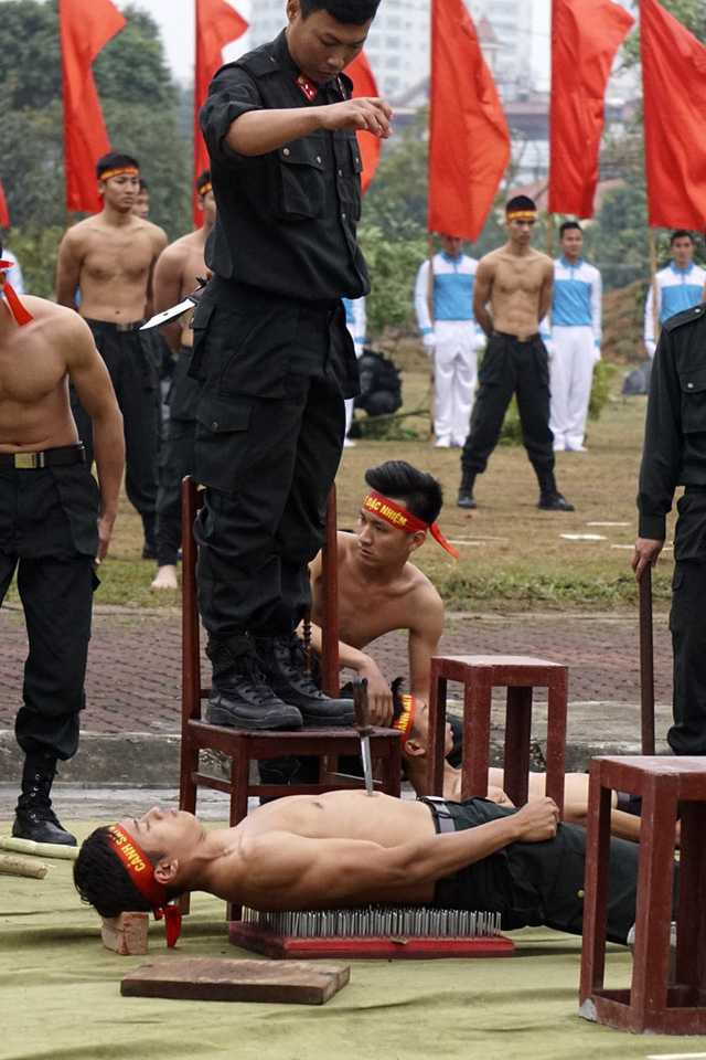 Khí công thâm hậu khi cho thả lưỡi dao nhọn từ độ cao 2m xuống bụng.