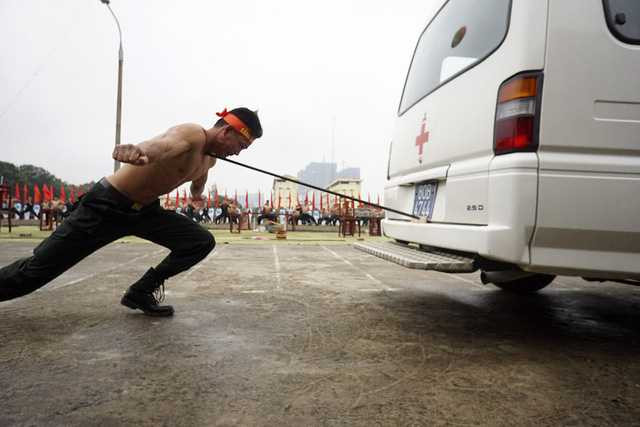 Một mình đẩy xe ô tô nặng hàng tấn thông qua cây sắt kê vào cổ.