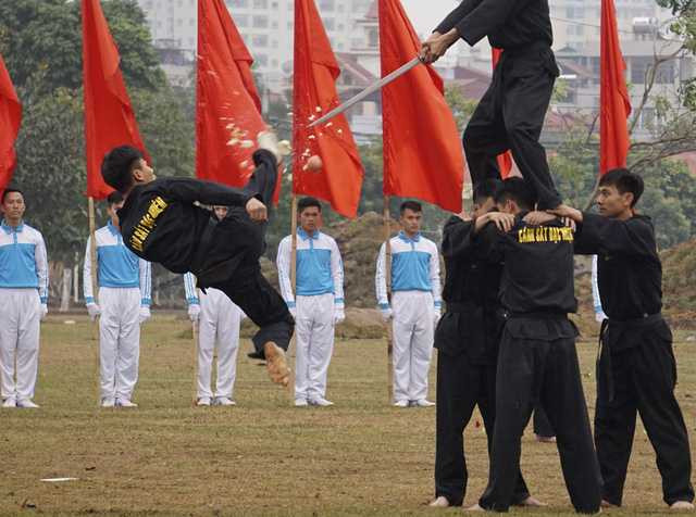 Ra đòn chính xác với trái táo được gắn vào mũi kiếm sắc nhọn.