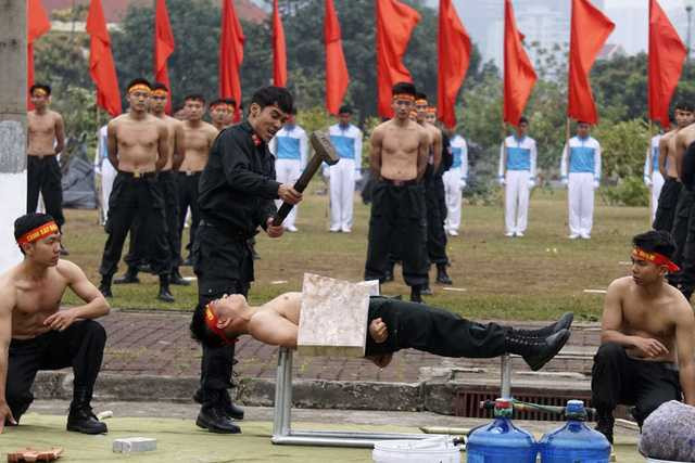 Đập vỡ viên đá cứng trên mình một chiến sỹ nằm trên 2 lưỡi dao sắc.