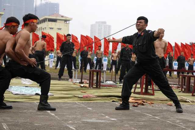 Vận công, dùng mắt đẩy thanh sắt nhọn.