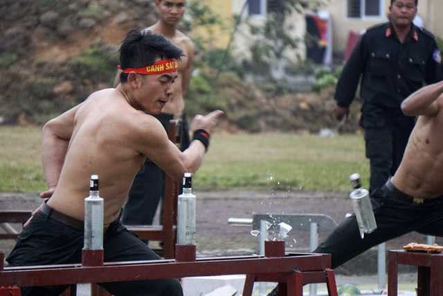 Tay không chém đứt đôi chai thủy tinh.