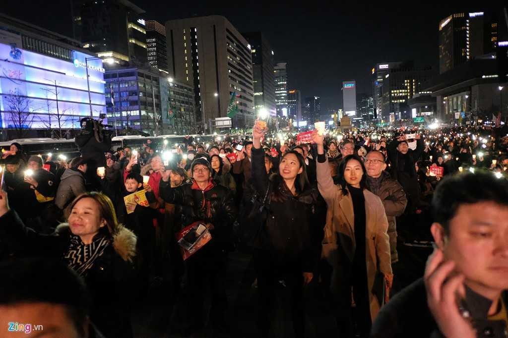 Nhieu nguoi Han Quoc hat mung Tong thong Park bi phe truat hinh anh 1