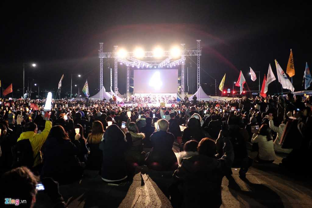 Nhieu nguoi Han Quoc hat mung Tong thong Park bi phe truat hinh anh 2