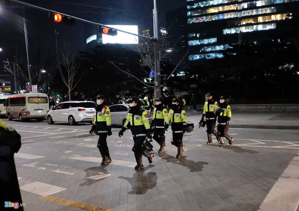 Nhieu nguoi Han Quoc hat mung Tong thong Park bi phe truat hinh anh 9