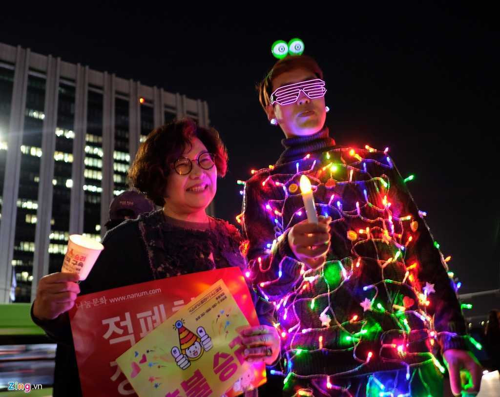 Nhieu nguoi Han Quoc hat mung Tong thong Park bi phe truat hinh anh 4