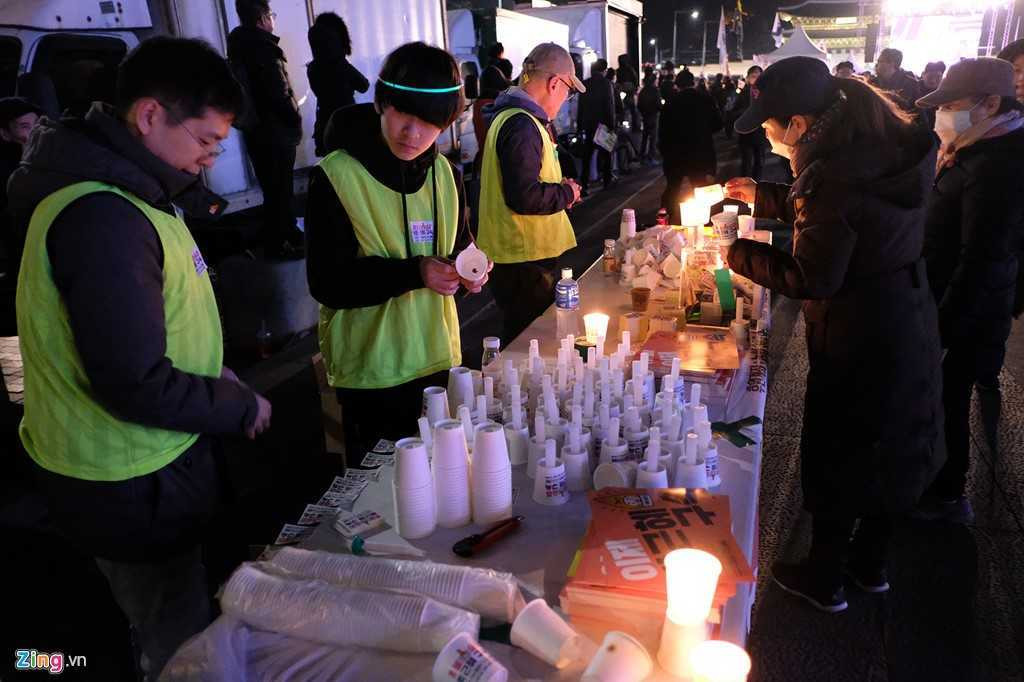 Nhieu nguoi Han Quoc hat mung Tong thong Park bi phe truat hinh anh 10