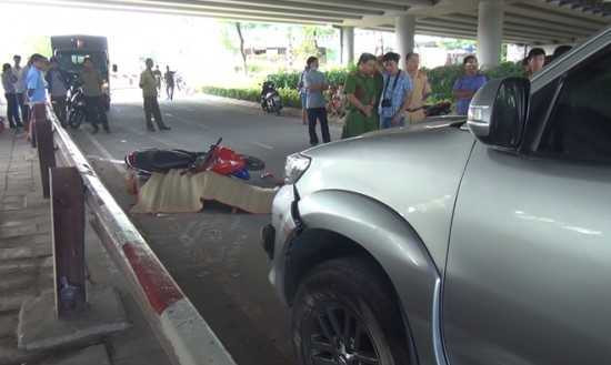 Nam thanh nien tu vong canh chiec xe Fortuner ben ve duong hinh anh 2