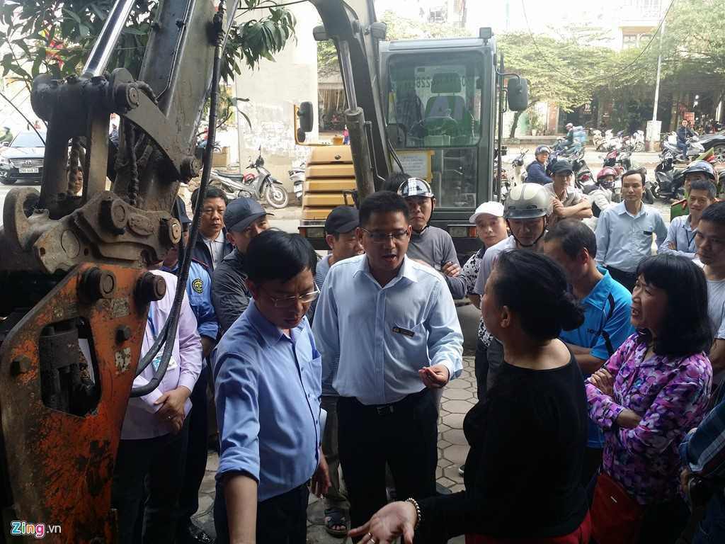 Chu cua hang tap hoa o Ha Noi kien quyet khong tra via he hinh anh 1