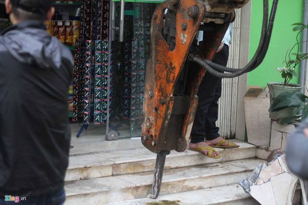 Chu cua hang tap hoa o Ha Noi kien quyet khong tra via he hinh anh 3